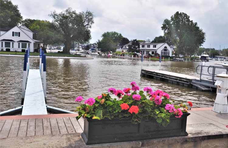 houses on canals